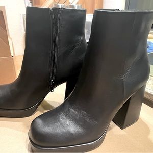 New Steve Madden Edsel black leather bootie